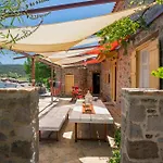 το παλιό αγγειοπλαστείο * Mesokhórion